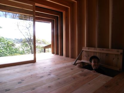 Koji kakiuchi: Eine Holzhütte in Nara
