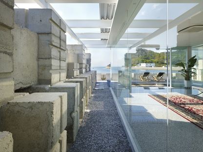 Naf architect: Haus aus wiederbenutztem Zement

