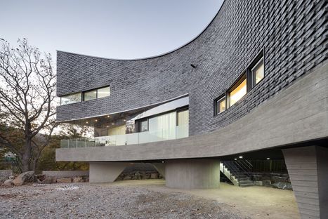 Joho Architecture: Curving House in Korea
