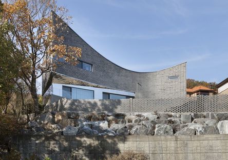 Joho Architecture: Curving House in Korea
