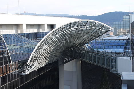 Japanische Bahnhöfe: Architekturen und Hochgeschwindigkeit.
