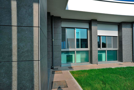 Hinterlüftete Fassaden von Ariostea: Vorteile und ästhetische Qualität bei großen Außenflächen

