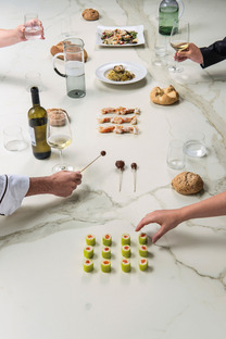 Weiß, hell und einladend: die Küchenplatte SapienStone Calacatta 2020
