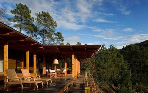 Holzhaus im Naturpark Gerês (P). Carlos Castanheira + Clara Bastai
