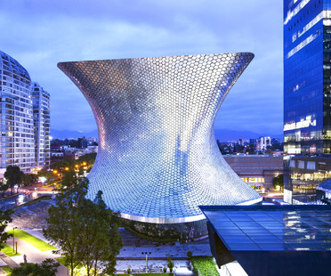 Gebogene Fassade aus Aluminiumsechsecken – Museum Soumaya in Mexiko City 
