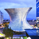 Gebogene Fassade aus Aluminiumsechsecken – Museum Soumaya in Mexiko City 
