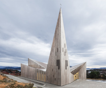 Eine Holzkirche auf dem Hügel von Knarvik

