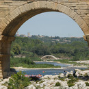 Der kleine Bruder der Pont du Gard ist eine Brücke aus Kartonhülsen von Shigeru Ban

