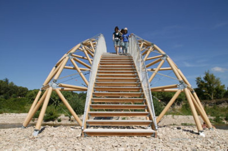 Der kleine Bruder der Pont du Gard ist eine Brücke aus Kartonhülsen von Shigeru Ban


