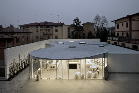 Heißgeformte Wärmedämmverglasung für die Bibliothek von Maranello nach dem Entwurf von Andrea Maffei Associati

