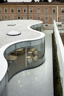 Heißgeformte Wärmedämmverglasung für die Bibliothek von Maranello nach dem Entwurf von Andrea Maffei Associati

