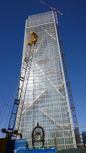 Aluminiumschirm für die Fassade des Fuksas-Turms in Turin

