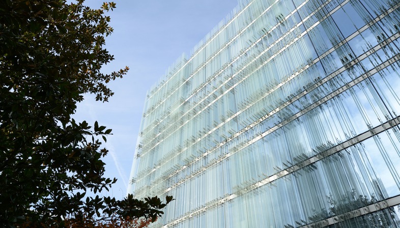 Siebbedrucktes Glas für den Firmensitz der Société Privée de Gérance von Büro Vaccarini

