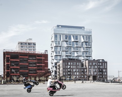 Wohnungen in den Silos mit einer Fassade aus galvanisiertem Stahl von COBE Architects

