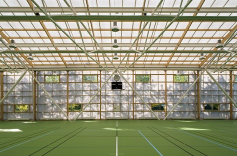 Sportplatz mit Polykarbonatdach von Dorte Mandrup

