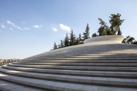 Die Mount Herzl Memorial Hall aus Aluminiumziegeln von Kimmel Eshkolot Architects 
