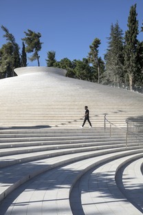 Die Mount Herzl Memorial Hall aus Aluminiumziegeln von Kimmel Eshkolot Architects 
