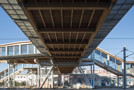 Ein Bahnhof aus Schichtholz und Glas in LORIENT-BRETAGNE SUD von AREP

