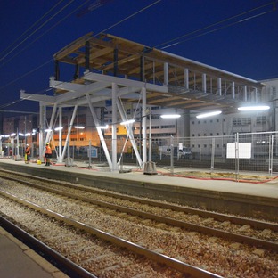 Ein Bahnhof aus Schichtholz und Glas in LORIENT-BRETAGNE SUD von AREP
