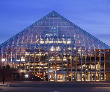 Der pyramidenförmige Bücherberg von MVRDV aus Glas und Schichtholz


