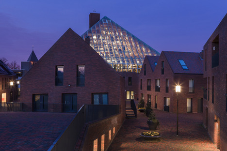 Der pyramidenförmige Bücherberg von MVRDV aus Glas und Schichtholz


