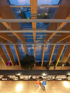 Der pyramidenförmige Bücherberg von MVRDV aus Glas und Schichtholz


