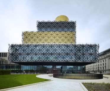 Die Fassade aus Stahlkreisen der Bibliothek von Birmingham von Mecanoo


