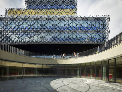 Die Fassade aus Stahlkreisen der Bibliothek von Birmingham von Mecanoo


