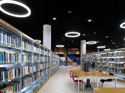 Die Fassade aus Stahlkreisen der Bibliothek von Birmingham von Mecanoo



