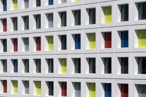Fassade aus farbigen Fertigplatten für ROC von LIAG
