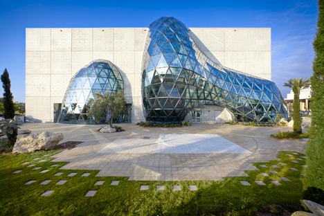 Zement und eine Glas- und Stahlkugel für das Dalì Museum in St. Petersburg, Florida von HOK.
