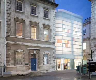 Steven Holl's Maggie's Centre Barts in London besteht aus Beton, Glas und Bambus.
