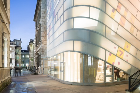 Steven Holl's Maggie's Centre Barts in London besteht aus Beton, Glas und Bambus.
