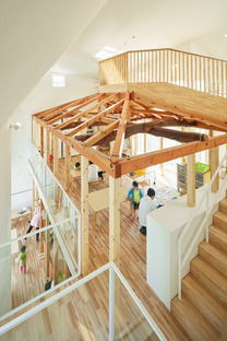 Der Kindergarten in Okazaki von MAD aus Holz und Asphaltfliesen.

