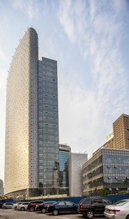 Der Air China Tower mit Aluminiumverkleidung, ein Projekt von AREP und IPPR
