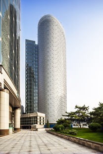 Der Air China Tower mit Aluminiumverkleidung, ein Projekt von AREP und IPPR
