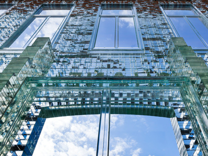 Crystal House von MVRDV: Eine Fassade aus Glasziegeln.
