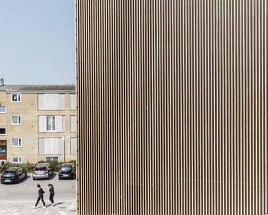 Die Bibliothek von Tingbjerg ist ein Projekt von COBE mit einer Fassade aus Backstein-Baguettes. 
