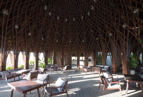 Banbusdach für das Nocenco Café von VTN Architects
