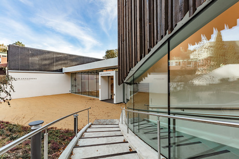 Holzfassade für das neue Kulturviertel des Wellington College von Seilern Architekten
