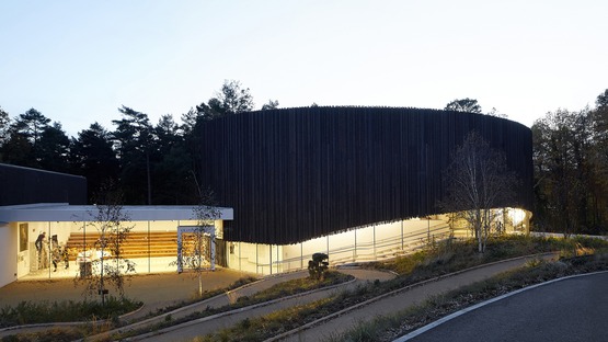 Holzfassade für das neue Kulturviertel des Wellington College von Seilern Architekten
