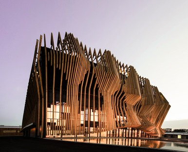 Der Showpalast von GRAFT Architekten aus Holz und Glas
