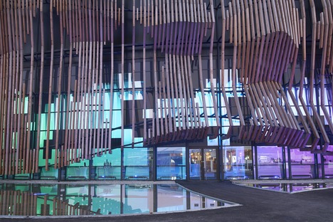 Der Showpalast von GRAFT Architekten aus Holz und Glas
