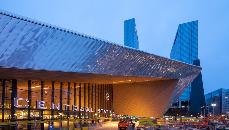 Glas, Aluminium, Zement und Holz für den Rotterdamer Hauptbahnhof
