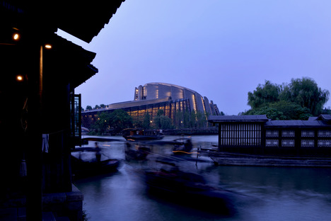 Das Wuzhen Theater aus Ziegel, Stahl und Glas von Kris Yao
