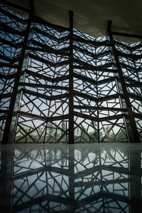 Das Wuzhen Theater aus Ziegel, Stahl und Glas von Kris Yao
