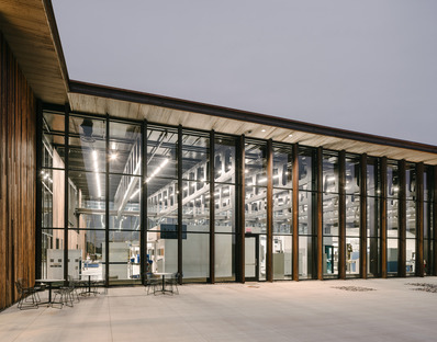 Smart Factory aus Stahl und karbonisiertem Holz
