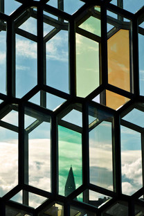 Dreidimensionale Fassade aus Stahl und Glas für HARPA in Reykjavik.
