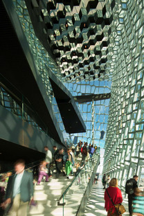 Dreidimensionale Fassade aus Stahl und Glas für HARPA in Reykjavik.
