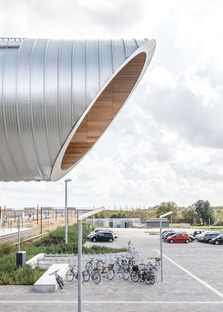 Der Bahnhof KØGE Nord ist ein Stahltunnel, der mit Aluminium und Holz verkleidet ist.

